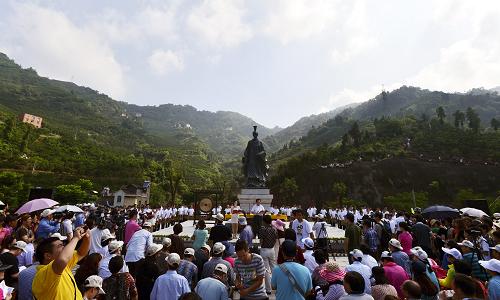 6月7日,在秭归县归州镇,各地屈氏后裔及屈原故里群众在其铜像前用传统祭祀仪式纪念屈原,迎接端午节到来。秭归地处湖北省西部,是世界文化名人屈原的故里。千百年来,关于屈原的口头文学、民间传说、诗词歌赋和神话在当地流传甚广,秭归端午习俗历史悠久。新华社发(郑家裕 摄)