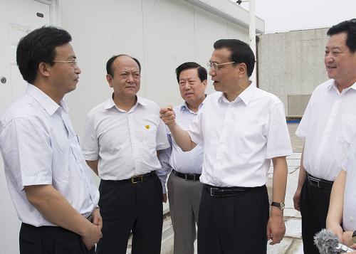 这是6月7日,李克强在邯郸环境监测站听取工作人员介绍情况。新华社记者 黄敬文 摄
