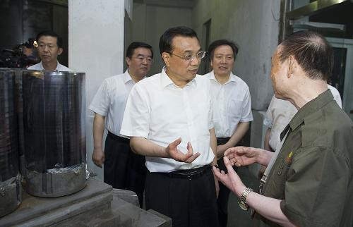 这是6月7日,李克强在邢台考察光伏企业。新华社记者 黄敬文 摄