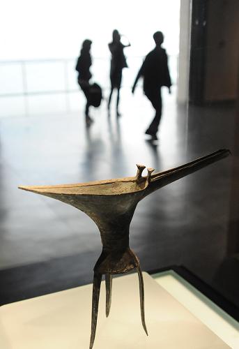 在洛阳博物馆展出的一件夏代青铜酒器“乳钉纹爵”(2013年4月7日摄)。 为提高文化遗产保护管理水平,洛阳市从2013年5月至2016年12月,将分三个阶段进行首次国有可移动文物普查工作。 据介绍,从2012年下半年开始,国家文物局全面启动国有可移动文物普查工作,这是新中国成立60余年来首次针对可移动文物开展的普查。此次普查将采用现代信息技术对可移动文物进行调查、认定和登记,全面掌握洛阳市国有可移动文物的数量、分布、保存现状等基本情况,为科学评价文物资源价值和制定保护政策和规划提供依据。 新华社记者王颂摄