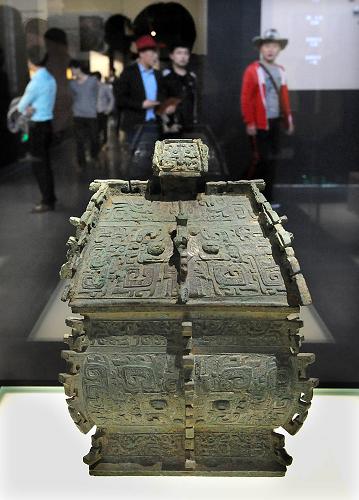 在洛阳博物馆展出的一件名为“方彝”的西周早期的盛酒器(2013年4月7日摄)。新华社记者王颂摄