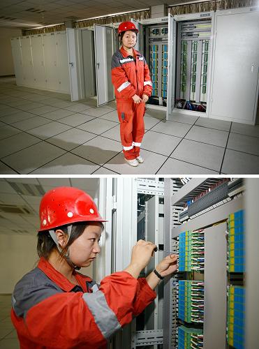 宁夏职业技术学院2013届毕业生贾紫茹在一家煤化工企业顶岗实习,实习工资1500元左右,企业对贾紫茹的工作比较肯定,预计2014年毕业后就准备留用(7月3日摄)。据中国人力资源和社会保障部数据显示,2013年全国普通高校毕业生规模将达到699万。同时,部分企业招聘意愿降低。在此背景下,2013年被不少人称为“最难就业季”。近日,在大学本科、研究生毕业生正赶集式地参加各种招聘会,寻求职位的时候,记者来到宁夏部分职业学院,了解到职校应届毕业生在“最难就业季”到来之前,就已纷纷与用人单位签了劳动合同。据宁夏职业技术学院招生与就业指导处数据统计,2013届1550名毕业生大部分已确定就业单位,初次统计就业率在92%以上。面对“最难就业季”职校生的就业“逆袭”,究其原因首先在于职业学校与企业对接,与岗位对接,市场化的办学模式,随时对专业招生情况与市场需求情况进行调研、调整,使得毕业生适应市场需求,不会出现结构性就业压力。其次,职业学院办学采取《国务院关于大力发展职业教育的决定》中的“2+1”教育模式,即在校学习2年,第3年到专业相关企业,带薪顶岗实习1年。