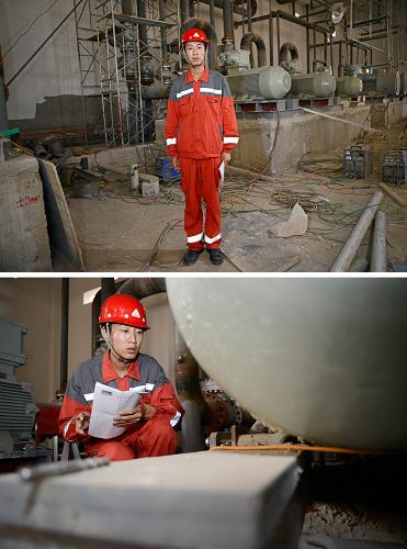 宁夏职业技术学院2013届毕业生吕正在一家工厂车间内工作,近日已与企业签订用工合同,月工资3000元左右(7月3日摄,拼版照片)。