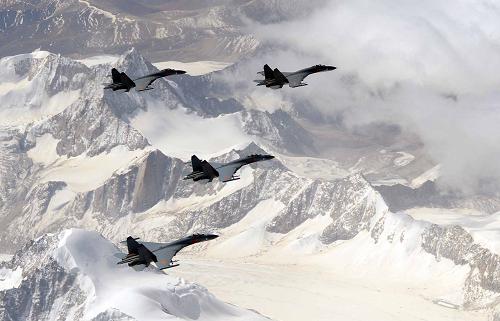 空军航空兵某部高原驻训分队在高原地区进行飞行训练(2012年5月24日)。目标引领方向,梦想凝聚力量。在实现中华民族伟大复兴的征程中,党中央审时度势,科学统筹富国和强军两大战略任务,鲜明提出了党在新形势下的强军目标——建设一支听党指挥、能打胜仗、作风优良的人民军队。这是党中央向人民军队发出的强军兴军动员令。这是加快推进国防和军队现代化的行动纲领。新华社发(沈玲 摄)
