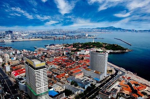 这是烟台市烟台山景区及周边鸟瞰图(2011年5月27日摄)。8月2日,中国政府网发布《国务院关于同意将山东省烟台市列为国家历史文化名城的批复》。批复指出,同意将烟台市列为国家历史文化名城。烟台市历史悠久,遗存丰富,文化底蕴深厚,名胜古迹众多,近代建筑集中成片,街区特色鲜明,城区传统格局和风貌保存完好,具有重要的历史文化价值。新华社记者郭绪雷摄