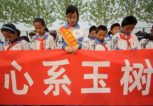 4月14日,天津耀华滨海学校的学生为在玉树地震中的逝者默哀。新华社发(刘东岳 摄)