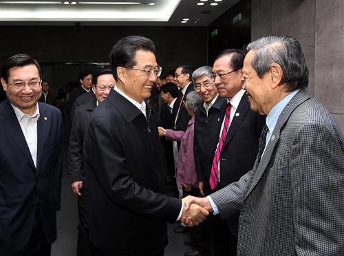 4月20日,在清华大学建校100周年之际,中共中央总书记、国家主席、中央军委主席胡锦涛来到清华大学考察。这是胡锦涛在校史馆亲切会见杨振宁等知名教授。新华社记者 兰红光 摄