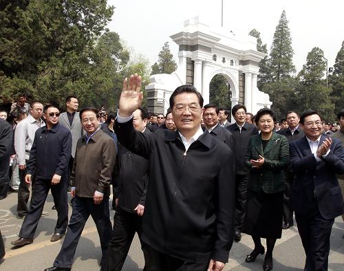 4月20日,在清华大学迎来建校100周年之际,中共中央总书记、国家主席、中央军委主席胡锦涛来到清华大学考察。这是胡锦涛在清华大学最具标志性的老校门前向师生们挥手致意。新华社记者 鞠鹏 摄