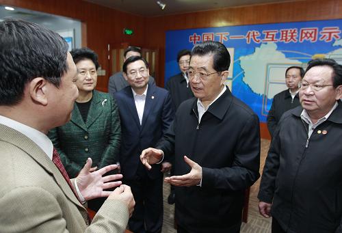 这是胡锦涛在信息网络工程研究中心详细询问两代互联网衔接、下一代互联网技术标准和安全性能等情况。新华社记者 鞠鹏 摄