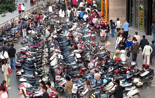 郑州市中心的一段人行道成了电动车的停车场(2010年9月22日摄)。新华社记者 王颂 摄