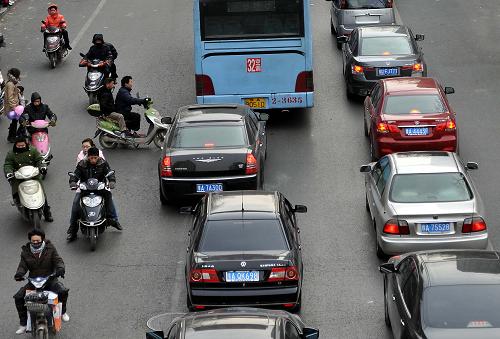 在郑州市内的一条道路上,电动车和机动车辆相互争道(2010年12月31日摄)。新华社记者 王颂 摄