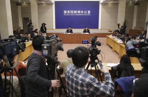 11月17日,在国务院新闻办公室新闻发布厅,商务部部长助理俞建华(主席台靠右)答记者问。新华社发(王申 摄)