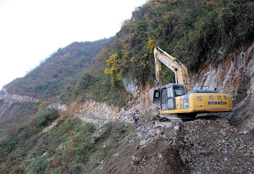 当地政府和企业出资为阿都村委会马鞍山回族自然村修通道(12月5日摄)。新华社记者 杨宗友 摄