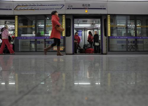 上海地铁站女子图片