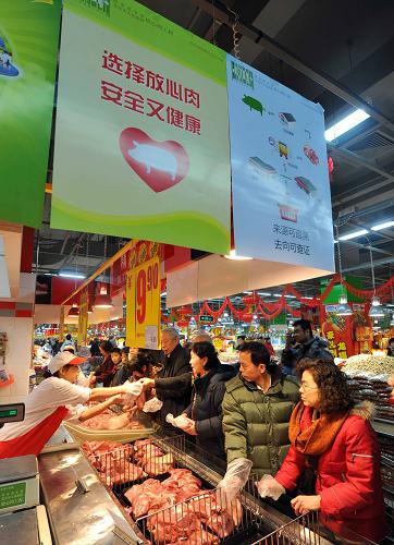 北京“放心肉”工程正式实施 1月18日,一位消费者在试点超市内查询肉制品来源。 当日,北京“放心肉”工程在经过了近3年的筹备、设计和建设后正式实施,消费者只要购买试点企业范围内的猪肉,就能凭零售证上的追溯码查询其来源。“放心肉”工程是提升肉品消费安全水平而展开的一项民生工程,它以发展现代流通方式为基础,运用信息技术手段,在试点范围内建立以屠宰企业为核心,向上关联养殖场信息、向下追溯至零售终端的全程信息追溯链,实现来源可追溯、去向可查证、责任可追究。 新华社记者 公磊 摄
