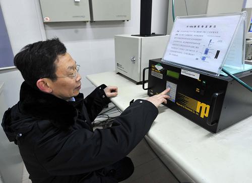 北京环境保护监测中心工作人员在查看PM2.5监测数据(1月7日摄)。新华社记者 公磊 摄