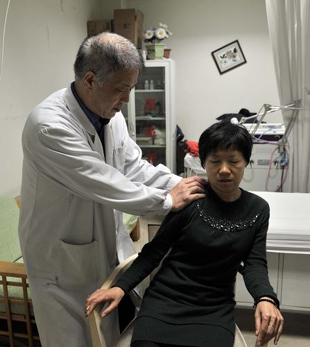 一位患有颈椎病的市民来到北京海运仓小区卫生服务站接受按摩治疗(4月10日摄)。新华社记者 李文 摄