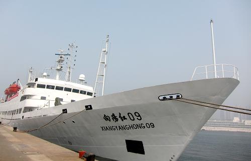 5月28日,“向阳红09”停靠在青岛团岛北苑码头,准备解缆起航。新华社记者 张旭东 摄