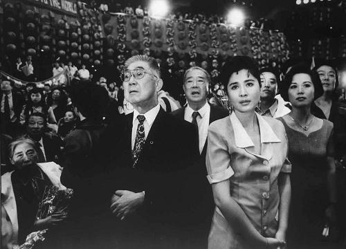 1993年,北京申办奥运会失败。图为当年9月23日,在北京电视台“9·23北京之夜”直播现场,电视墙里萨马兰奇宣布的结果惊呆了在场的所有人。新华社发