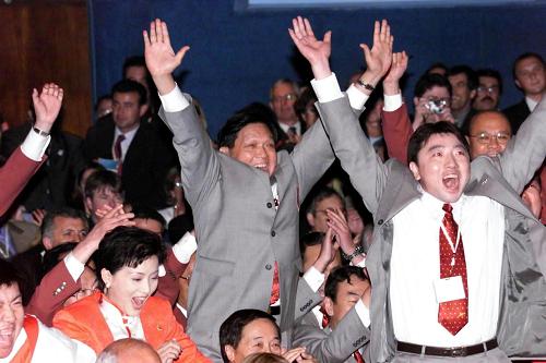 2001年7月13日,在莫斯科召开的国际奥委会第112次全会上,经过国际奥委会委员两轮投票,北京赢得2008年第二十九届夏季奥运会主办权。图为中国申奥代表团欢呼。新华社发
