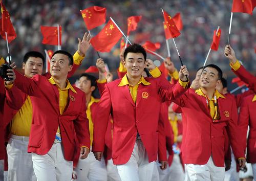 2008年中国成功举办了第29届奥运会。在北京奥运会上,中国派出了由639名运动员组成的有史以来人数最多的中国代表团。中国选手也创造了中国代表团有史以来最好的奥运成绩,以51金、21银、28铜的成绩排名金牌榜首位。这是8月8日,中国代表团在北京奥运会开幕式上入场。新华社发