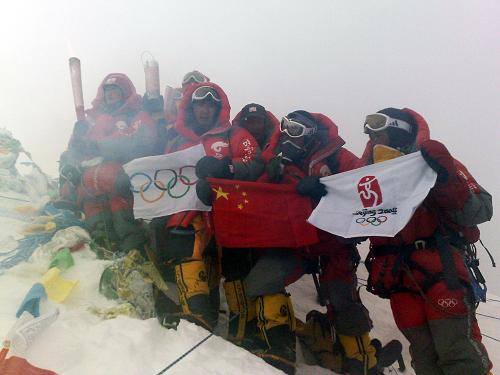2008年5月8日9时17分,奥运火炬登上了世界最高峰珠穆朗玛峰峰顶,实现了奥运火炬登上地球之巅的人类梦想,为北京奥运会的隆重开幕献上了一份厚礼。图为登山队员在峰顶展示“祥云”火炬、火种灯、中国国旗、奥运五环旗和北京奥运会会徽旗。新华社发