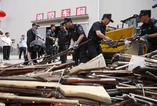 6月12日,特警将收缴的非法枪支搬上铲车准备集中销毁。新华社发(万象 摄)