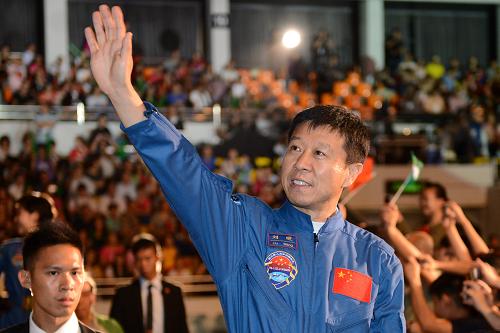 8月14日,航天员刘旺在进场时向观众挥手致意。当日,神舟九号航天员景海鹏、刘旺、刘洋出席在澳门综艺馆举行的“航天英雄 情系濠江”欢迎晚会,与约3000名观众会面,一同分享成功完成航天任务的喜悦。新华社记者 张金加 摄