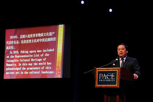 8月19日,中国国家京剧院院长宋官林在美国纽约佩斯大学剧院举行的讲座上介绍京剧起源。新华社记者 伍婧丹 摄