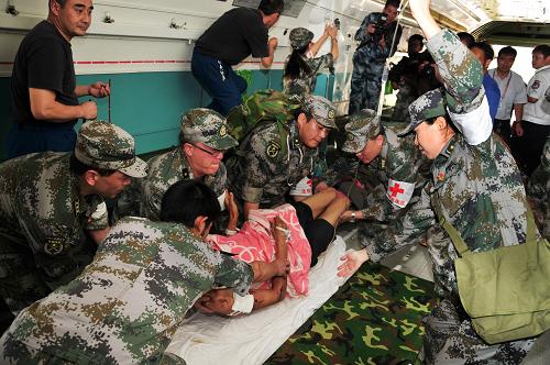 9月9日,成空航空兵某师官兵配合医疗救护人员固定重伤员,准备起飞。新华社发 (闵忠 摄)