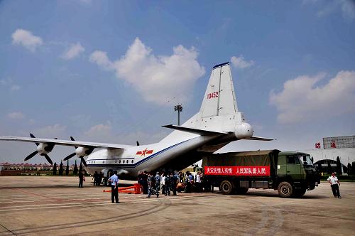 9月9日,飞机在昭通机场降落,成空航空兵某师官兵迅速转运救灾物资。新华社发(闵忠 摄)