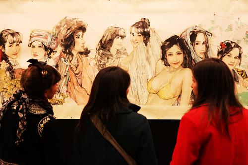 中国画家梁岩水墨肖像画亮相巴黎卢浮宫 10月30日,人们在法国巴黎卢浮宫参观中国画家梁岩的水墨肖像画作品。 中国画家梁岩水墨肖像画展当日晚在巴黎卢浮宫举行的“中法文化艺术沙龙”上开展,四百多名中法艺术界人士出席展览开幕式,展览将于11月2日结束。 新华社记者高静摄