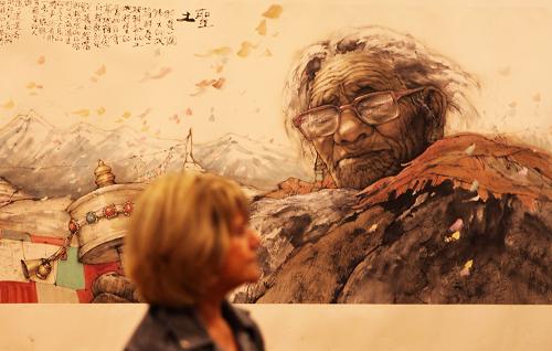 中国画家梁岩水墨肖像画亮相巴黎卢浮宫 10月30日,一名女子在法国巴黎卢浮宫参观中国画家梁岩的水墨肖像画作品。 中国画家梁岩水墨肖像画展当日晚在巴黎卢浮宫举行的“中法文化艺术沙龙”上开展,四百多名中法艺术界人士出席展览开幕式,展览将于11月2日结束。 新华社记者高静摄