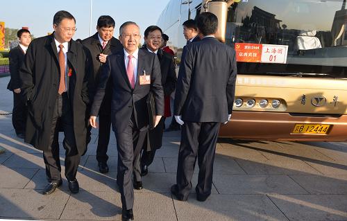 中国共产党第十八次全国代表大会即将在北京开幕 11月8日上午,中国共产党第十八次全国代表大会即将在北京人民大会堂开幕。 这是代表抵达天安门广场。 新华社记者李鑫摄