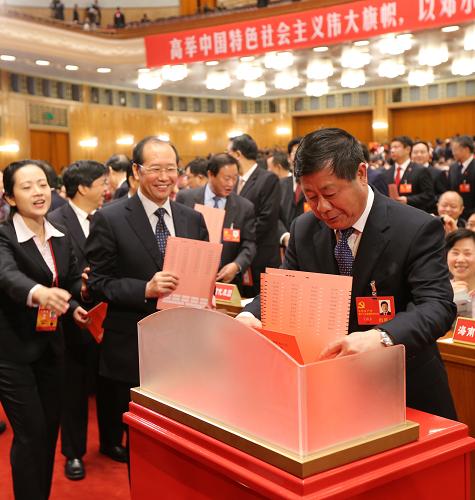 代表投票 11月14日,中国共产党第十八次全国代表大会闭幕会在北京人民大会堂举行。 这是代表投票选举中央委员会委员、候补委员和中央纪律检查委员会委员。 新华社记者 姚大伟 摄