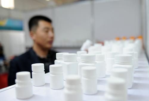 第七届石家庄国际医药博览会开幕 11月26日,一位药品经销商在石家庄国际医药博览会上查看药品。 当日,第七届中国石家庄国际医药博览会在石家庄国际博览中心开幕。本届药博会以“开放、交流、合作、发展”为主题,旨在推进医药产业经贸交流合作,全面提升医药产业的整体发展水平。此次展览面积11000平方米,设立标准展位420个,参展企业299家。 据悉,石家庄是世界上重要的维生素和抗生素生产基地,亚洲最大的阿维菌素生产基地,是全国最大的医药工业基地、首批国家生物产业基地,生物医药产业已成为这个市工业经济发展的重要支撑产业之一。 新华社发(朱旭东摄)