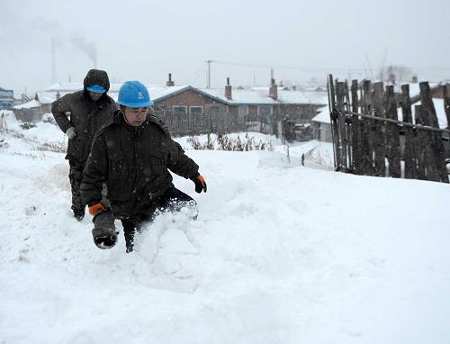 基层电力工人暴风雪中抢险为民保障用电 12月4日,东方红林区电业局运检中心的电力工人们踏着没膝的大雪前往一处电力故障点排除故障。 12月4日,黑龙江东部东方红地区遭遇暴风雪天气。恶劣的天气导致当地多处电力故障,影响东方红地区近半数居民、企业、单位的用电。为此,东方红林区电业局运检中心的电力工人们加班加点奔赴各个故障点进行抢险维修,在最短的时间里恢复了当地的生产生活用电。 新华社记者 王凯 摄