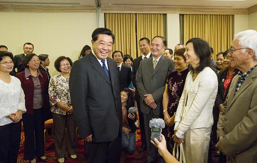 贾庆林会见驻哥斯达黎加使馆工作人员、中资机构和华侨华人代表 12月4日,全国政协主席贾庆林在圣何塞会见驻哥斯达黎加使馆工作人员、中资机构和华侨华人代表。他强调,要认真学习贯彻习近平总书记重要讲话精神,广泛凝聚海内外中华儿女的智慧和力量,共同为实现中华民族伟大复兴的“中国梦”作出更大贡献。 新华社记者李学仁摄