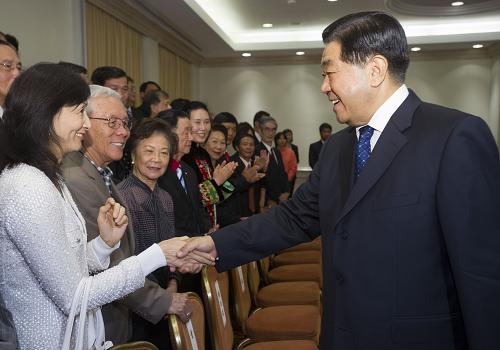 贾庆林会见驻哥斯达黎加使馆工作人员、中资机构和华侨华人代表 12月4日,中国全国政协主席贾庆林在圣何塞会见驻哥斯达黎加使馆工作人员、中资机构和华侨华人代表。他强调,要认真学习贯彻习近平总书记重要讲话精神,广泛凝聚海内外中华儿女的智慧和力量,共同为实现中华民族伟大复兴的“中国梦”作出更大贡献。 新华社记者李学仁摄