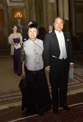 莫言出席瑞典国王的晚宴 12月11日,在瑞典首都斯德哥尔摩王宫,2012年诺贝尔文学奖得主、中国作家莫言(右)与夫人杜勤兰出席瑞典国王卡尔十六世·古斯塔夫为诺贝尔奖得主举行的晚宴。 12月10日,莫言在2012年诺贝尔奖颁奖仪式上从瑞典国王手中接受2012年诺贝尔文学奖。 新华社记者武巍摄