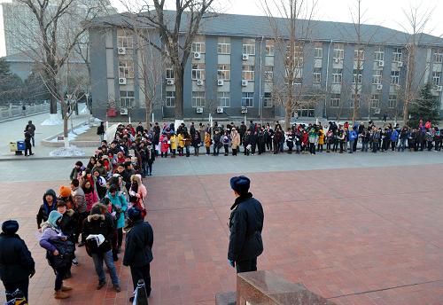 2013年全国硕士研究生考试拉开帷幕 1月5日,考生在北方工业大学考点等候进入考场。 当日,2013年全国硕士研究生招生考试拉开帷幕。据统计,今年全国共有约180万人参加考试,创历史新高。 新华社记者公磊摄
