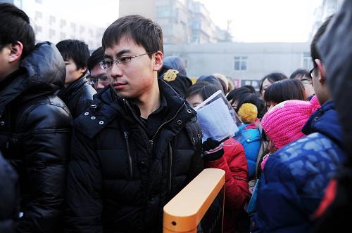 2013年全国硕士研究生考试拉开帷幕 1月5日,在河北石家庄第43中学考点,考生进入考场。 当日,2013年全国硕士研究生招生考试拉开帷幕。据统计,今年全国共有约180万人参加考试,创历史新高。 新华社发(朱旭东摄)