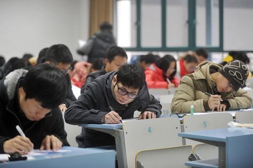 2013年全国硕士研究生考试拉开帷幕 1月5日,考生在浙江大学紫金港校区考场内填写答题纸。 当日,2013年全国硕士研究生招生考试拉开帷幕。据统计,今年全国共有约180万人参加考试,创历史新高。 新华社记者 黄宗治 摄