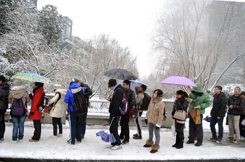 2013年全国硕士研究生考试拉开帷幕 1月5日,考生们冒雪在浙江大学紫金港校区考场外排队等待安检入场。 当日,2013年全国硕士研究生招生考试拉开帷幕。据统计,今年全国共有约180万人参加考试,创历史新高。 新华社记者 黄宗治 摄