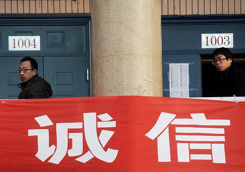 2013年全国硕士研究生考试拉开帷幕 1月5日,在山西太原理工大学考点,两名考生进入考场。 当日,2013年全国硕士研究生招生考试拉开帷幕。据统计,今年全国共有约180万人参加考试,创历史新高。 新华社记者 燕雁 摄