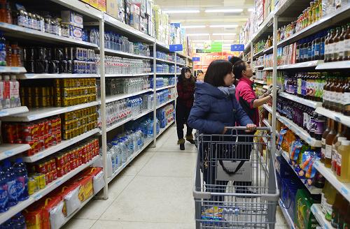 2012年12月我国CPI同比上涨2.5% 1月11日,消费者在长春一家超市里选购饮品。 1月11日,国家统计局发布报告,2012年12月份,全国居民消费价格总水平(CPI)同比上涨2.5%,涨幅比上月扩大0.5个百分点。 新华社记者林宏摄