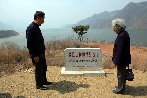 喜峰口长城抗战80周年纪念活动在河北宽城举行 4月21日,国民革命军29军后代在喜峰口长城抗战夜袭敌营白台子战场遗址缅怀先烈。 4月20日至21日,喜峰口长城抗战80周年纪念活动在河北省承德市宽城满族自治县举行。国民革命军29军将领宋哲元等人的子女和研究长城抗战的专家学者等相关人员参加活动。 喜峰口长城抗战开始于1933年3月9日,结束于4月13日。在军长宋哲元的率领下,29军及其大刀队血战日军,歼敌5千,一战成名。喜峰口防线经历多次激战始终屹立不倒。 新华社发(朱建军 摄)