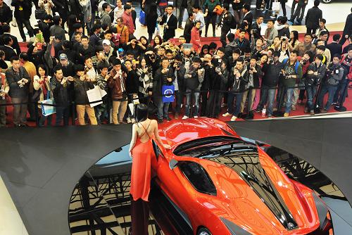 上海国际车展迎来专业观众日 首日观众15.2万创新高 4月21日,观众在2013上海国际车展上参观。 当日是2013上海国际车展专业观众日,观众人数达到15.2万,创历史新高。 据了解,2013上海国际汽车工业展览会从4月21日至29日迎接全球参观者,车展总面积超过28万平方米,规模创历届之最。来自18个国家和地区的近2000家厂商参展,展出整车约1300辆,其中全球首发车111辆。 新华社发(朱岚 摄)