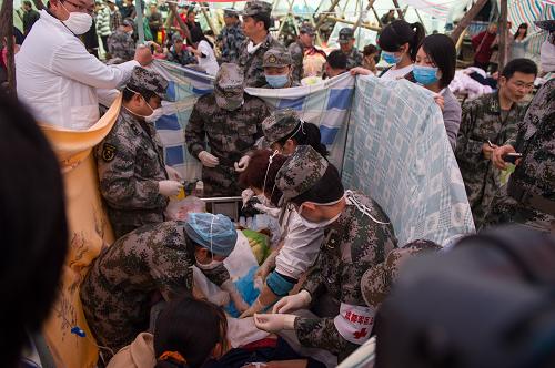 孩子,我爱你 4月23日,芦山县太平镇临时帐篷医院内,军医们为孕妇杨艳做生产前的准备工作。20岁的孕妇杨艳顺利产下一名男婴。 4月28日是世界儿童日。芦山地震灾区的孩子们,祝福你们。 新华社记者陈诚摄