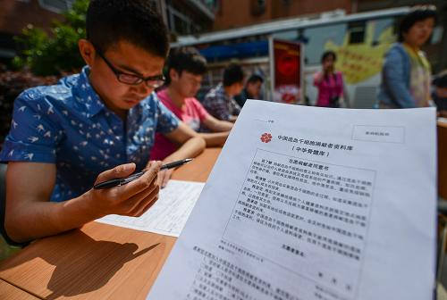 杭州举行“迎五四”青年义务献血活动 5月2日,青年员工们填写表格,准备参加义务献血和捐献造血干细胞。 当日,杭州西溪街道、浙江省血液中心和浙江省第二测绘院等多家单位联合发起以“弘扬五四精神 奉献青春热血”为主题的五四青年节义务献血活动。活动倡导“我健康 我献血”的理念,吸引了西溪街道辖区单位近200名青年参加义务献血,同时还有20多人主动报名愿意捐献造血干细胞。 新华社记者 徐昱 摄